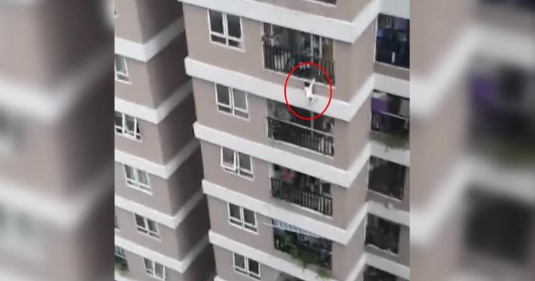VIDEO: Cum a supraviețuit o fetiță unei căzături de la etajul 13. Îngeri păzitori chiar există!