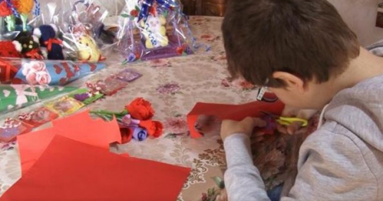 Un băiețel refuză să se ducă la școală pentru că învățătoarea i-ar fi spus că mărțișorul de la el e urât