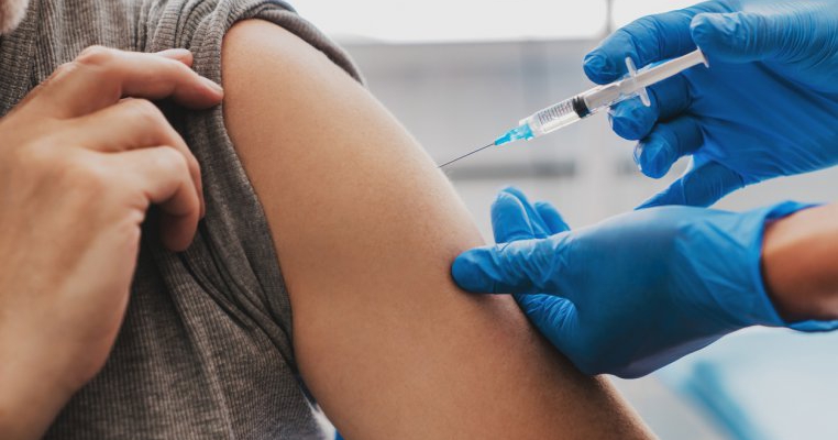 Elevii de peste 16 ani ar putea fi vaccinați cu prioritate în etapa a treia!
