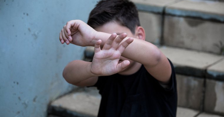 România, țara copiilor abuzați! Un băiețel lovit în timpul orelor de tatăl unei colege, sub privirile profesoarei, un altul bătut în autobuzul școlar