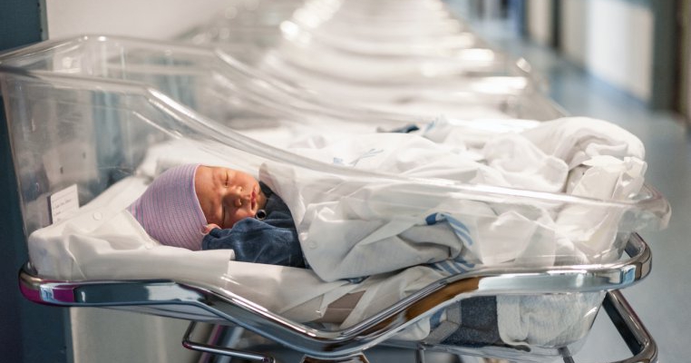 Permieră pentru medicina din România! O mamă infectată cu COVID-19 a adus pe lume 4 copii sănătoși