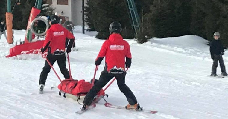 Vacanță periculoasă: un copil de 5 ani a căzut de pe acoperișul unei pensiuni din Rânca