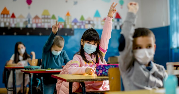 Avertismentul medicilor: ”Valul 3 e altceva! Sunt clase întregi de copii pozitivi!” Se închid iar școlile?