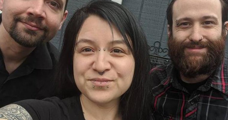 „Am doi soți și sunt cea mai fericită din lume”. Cine este femeia care are o familie cu doi bărbați