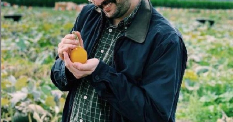 A crezut că este copil singur la părinți, dar a descoperit mai târziu că are 30 de frați