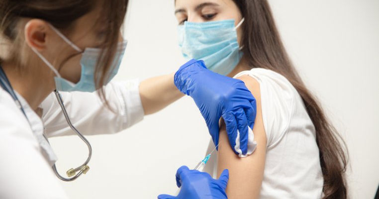 Aproape 70 de copii din România au fost vaccinați cu Moderna și AstraZeneca, deși cele două seruri nu au fost aprobate pentru minori