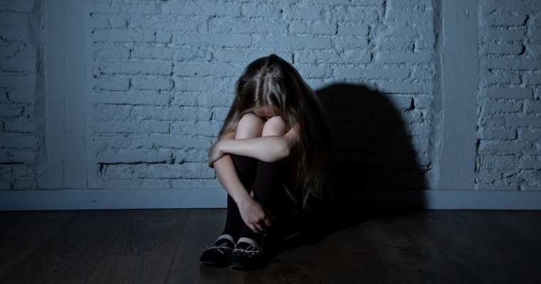 5 fetițe din Olt acuză un șofer de microbuz de agresiuni sexuale, însă autoritățile nu le dau crezare