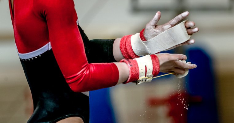 Tatăl unei fetițe care face gimnastică ritmică acuză pe antrenorii acesteia de abuzuri, pedepse crunte și atingeri nepotrivite