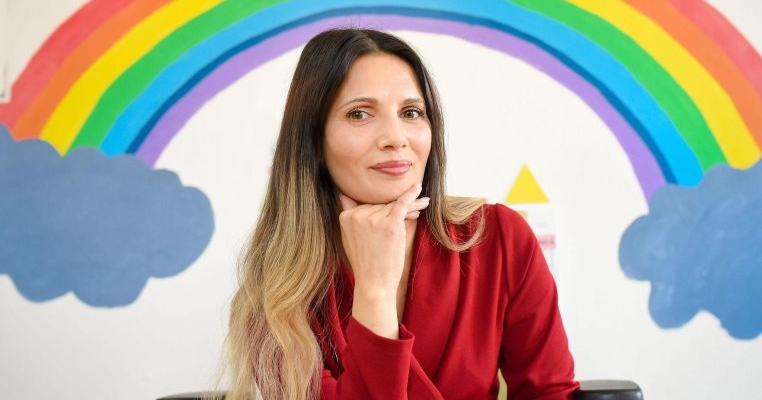 Batjocorită și discriminată! Cum a ajuns o fetiță de etnie romă să devină una dintre cele mai apreciate educatoare din România