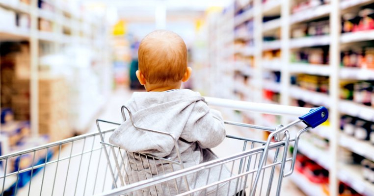 Incident tulburător într-un supermarket: o fetiță și-a blocat piciorul într-un cărucior de cumpărături. Mama ei a cerut ajutor în zadar