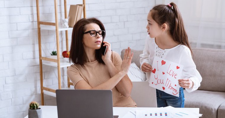 5 semne că ești un părinte narcisist și cum afectezi copilul fără să știi