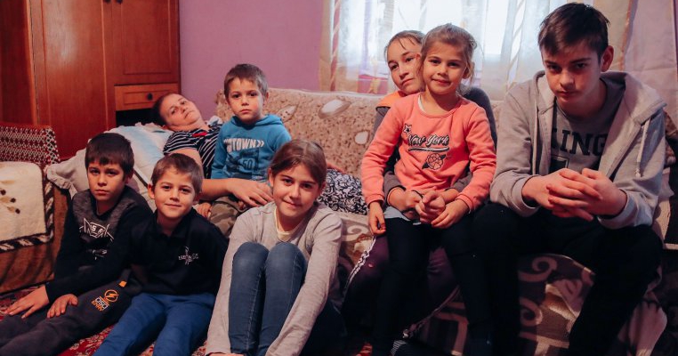 Au rămas fără tată, fără casă, iar mama lor este grav bolnavă. Cum poți ajuta 7 copii greu încercați de viață