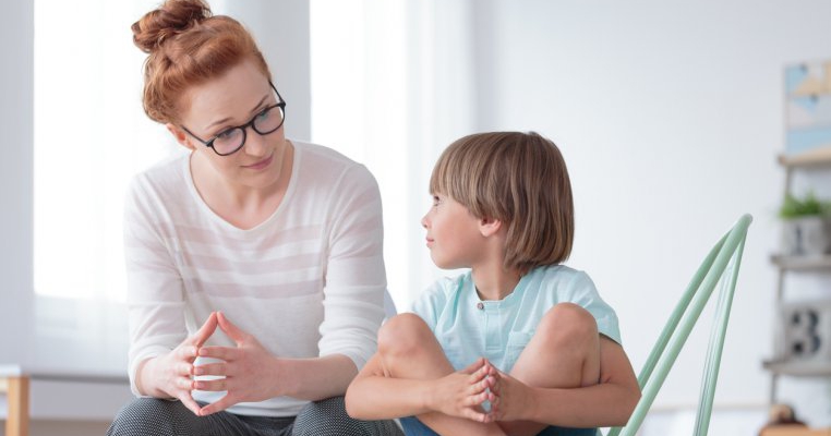 Fraze de parenting pe care le folosești zilnic, dar care pot lovi înapoi ca un bumerang