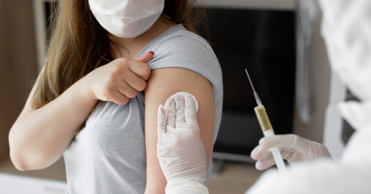 Școala începe cu jumătate din angajații din educație vaccinați