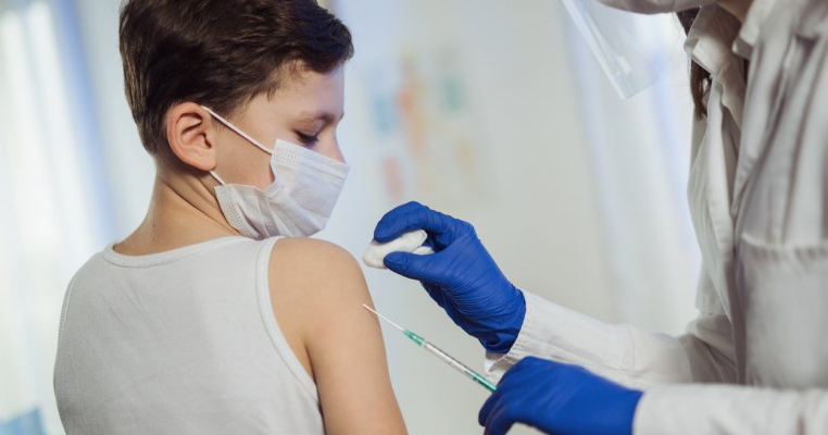 Prima țară care a aprobat vaccinarea anti-Covid la copiii cu vârste între 12 și 15 ani