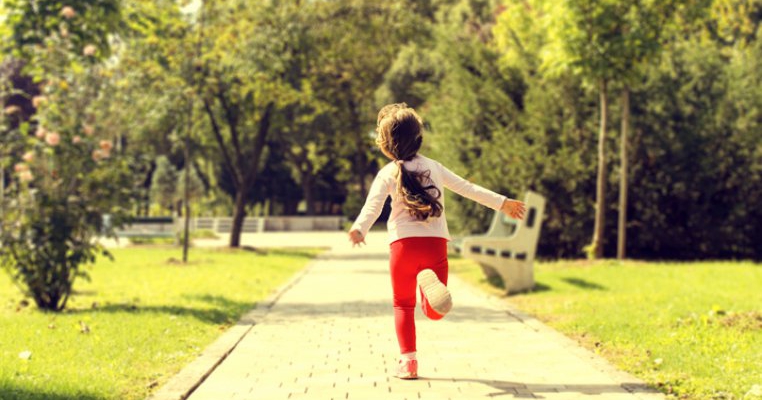 Atenție! Pedofil în acțiune! O fetiță de 5 ani agresată în parc la 5 metri de mama ei