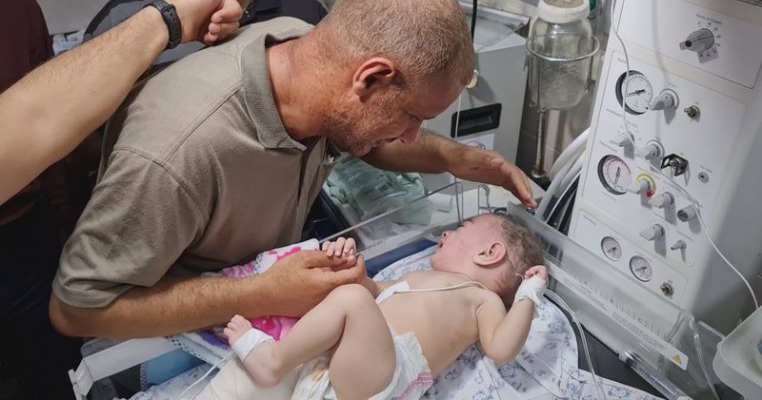 Minunea din Palestina: bebeluș găsit viu la pieptul mamei moarte după bombardament