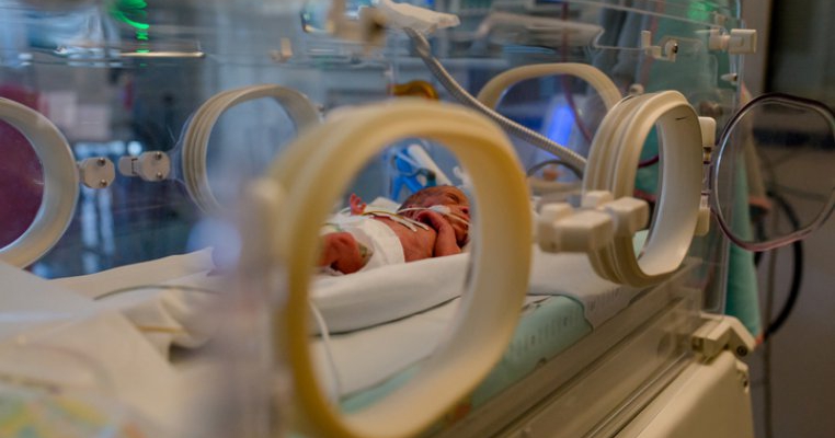 40% din bebelușii cu probleme nu au șanse să trăiască în România pentru că nu există suficiente incubatoare