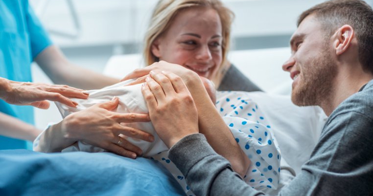 Tăticii pot să participe din nou la naștere. Ce recomandări sanitare are Ministerul Sănătății