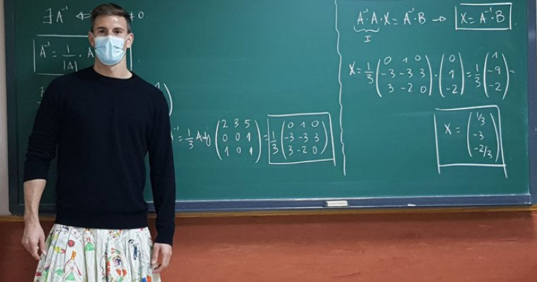 De ce profesorii bărbați din Spania poartă fuste