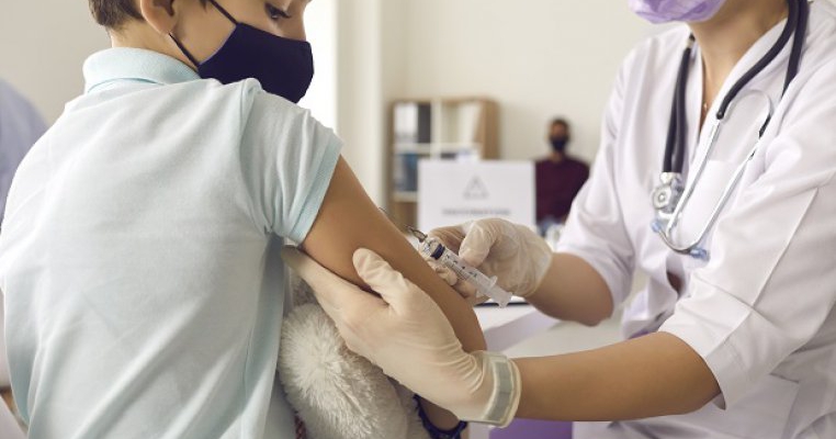 Cazurile de Covid sunt rare printre copii. De ce trebuie să îi vaccinăm?