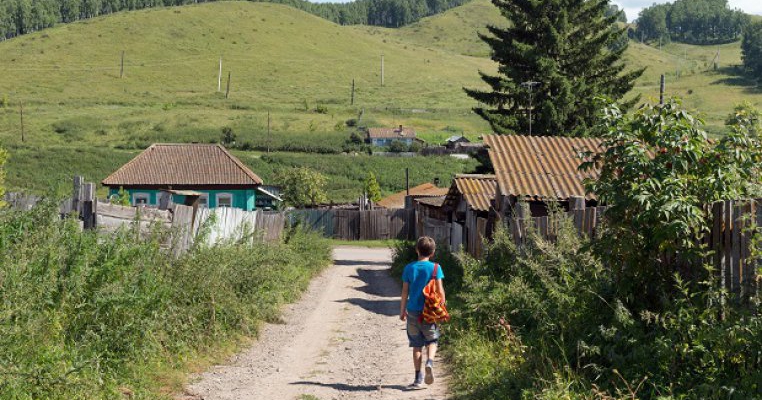 Copiii din mediul rural ajung tot mai greu la școală. „Au fost situații când nu am venit la școală fiindcă nu am avut bani să vin cu autobuzul”