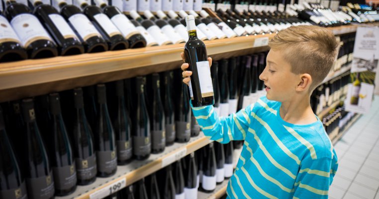 35% dintre părinții români consideră că este firesc ca un copil să consume alcool