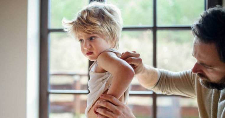 Dermatita atopică. Cum scăpăm copiii de pielea roșie, iritații, mâncărimi și vezicule suprainfectate?