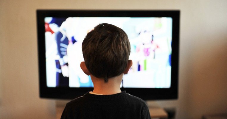 Cum afecteaza televizorul creierul copilului
