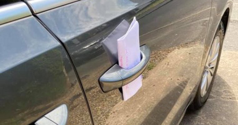 Ce a găsit o mamă pe mașină: biletul pe care toate mamele trebuie să și-l scrie una alteia
