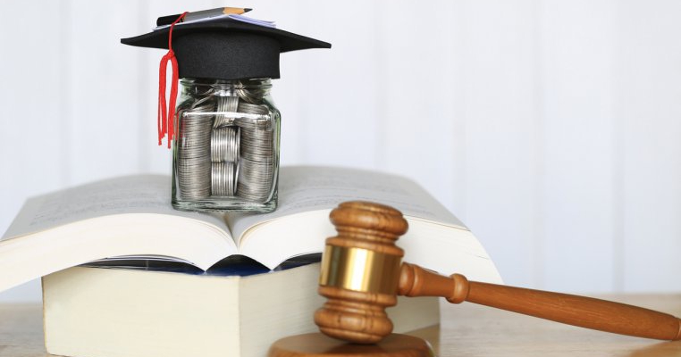 Amenzi uriașe pentru profesorii care cer bani părinților