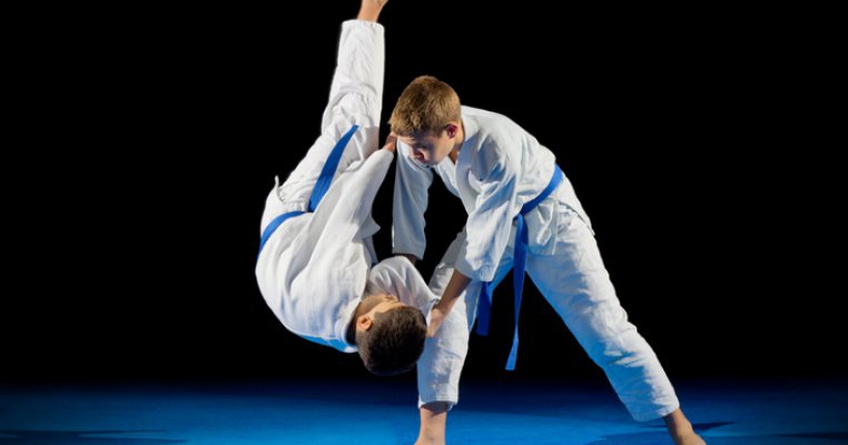 Un copil de șapte ani a murit după ce a fost trântit de 27 de ori în timpul unui antrenament de judo