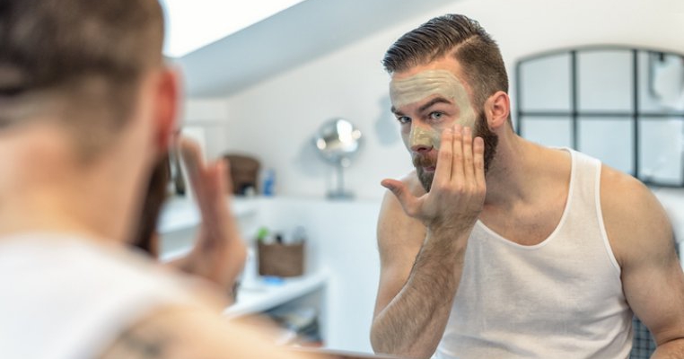 Ce s-a întâmplat când soțul meu, care se crede urât, a dat iama în produsele mele cosmetice