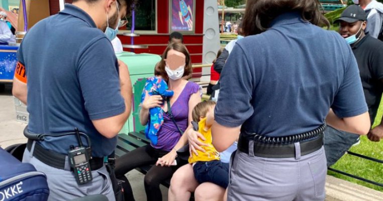 Scandal la Disneyland Paris: unei mame i s-a cerut să nu mai alăpteze în public. Care au fost reacțiile