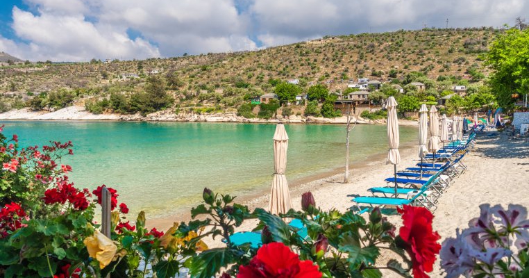 Vacanță de coșmar în Grecia: români dați afară din hotel. Motivul este șocant