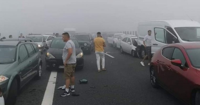 Copii răniți pe A2. Accidente în lanț în care au fost implicate 55 de mașini