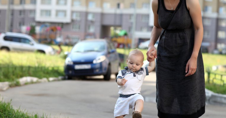 Curaj de mamă! Momentul filmat când o mamă își salvează copilul de răpitorii lui