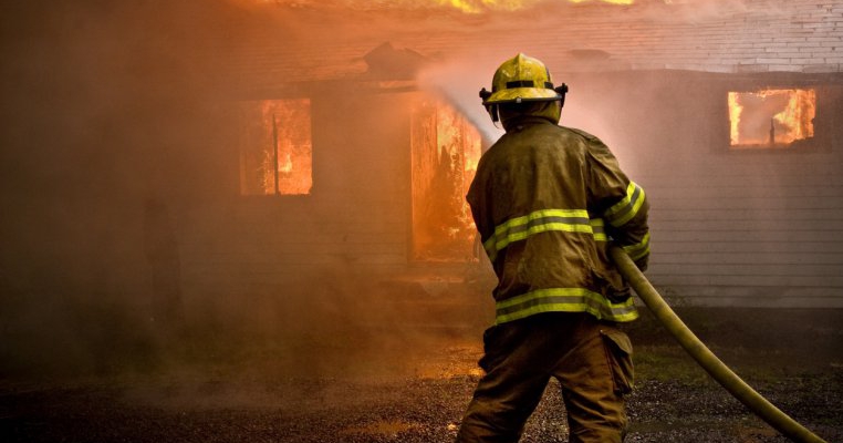 Adrian, eroul zilei! Băiețelul s-a aruncat în flăcări pentru a-și salva bunicii din incendiul ce le cuprinsese casa