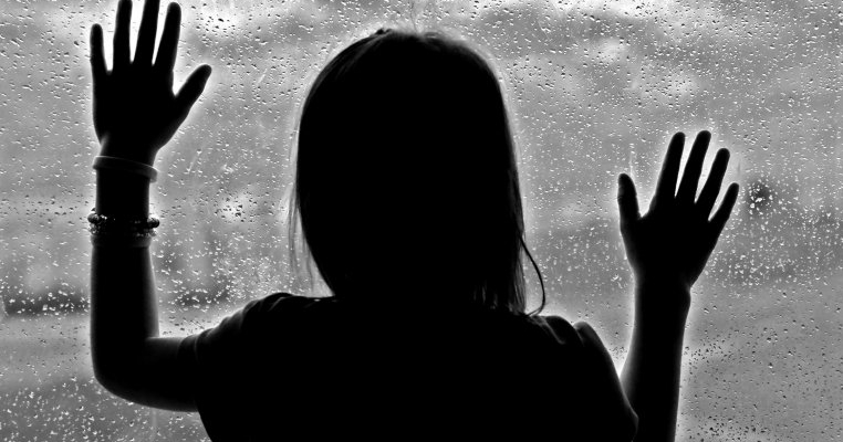 Milioane de fetițe sunt mutilate genital anual. Practica barbară le pune în pericol viața!
