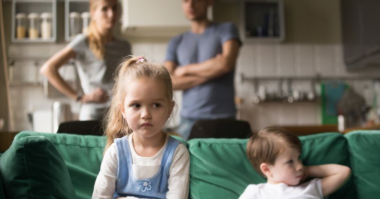 Stai cu sotul de dragul copiilor? Afla daca faci bine sau nu