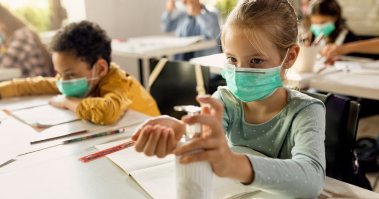 Din toamnă elevii înapoi în clase: ce schimbări anunță Ministerul Educației