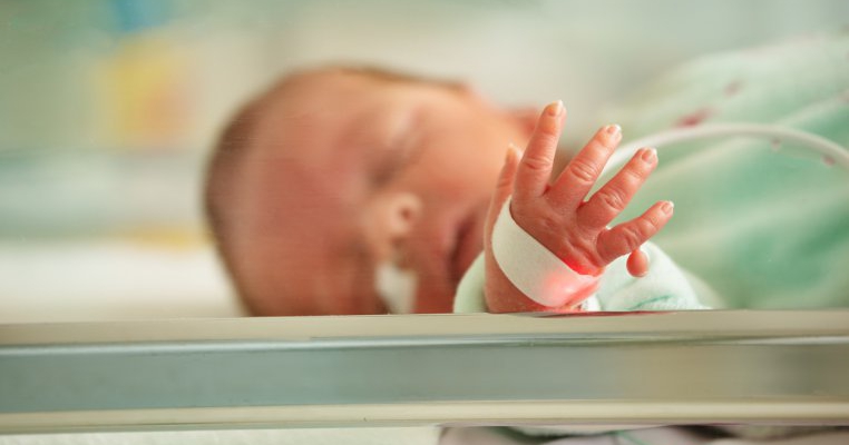 Povestea celui mai prematur nou-născut din lume. A avut doar 338 g la naștere și acum este bebelușul miracol