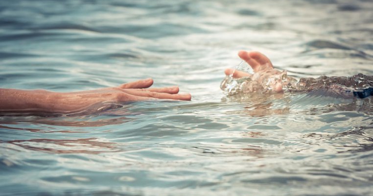 Tragedie fără margini în Bacău. Cinci copii s-au înecat în râul Siret