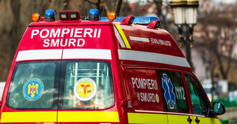 Un copil din Caraș-Severin a murit după ce mama lui s-a urcat la volan fără permis. Mașina cu cei 4 copii s-a răsturnat într-un pârâu