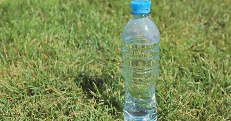 Specialiștii avertizează! De ce nu este bine să bei apa care a stat la soare într-o sticlă de plastic