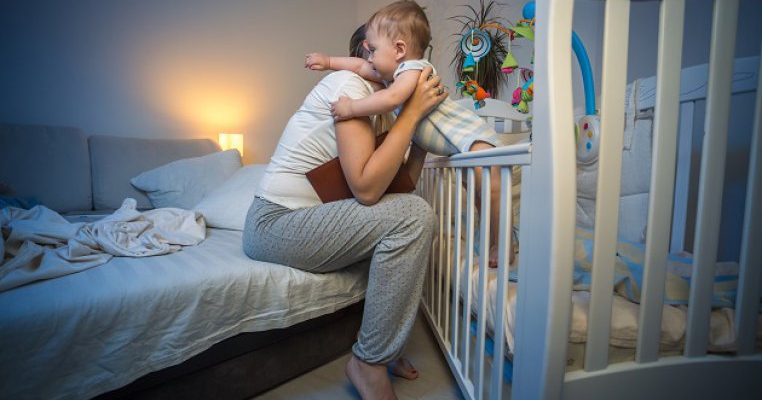 5 greșeli ale adulților care influențează negativ somnul copiilor