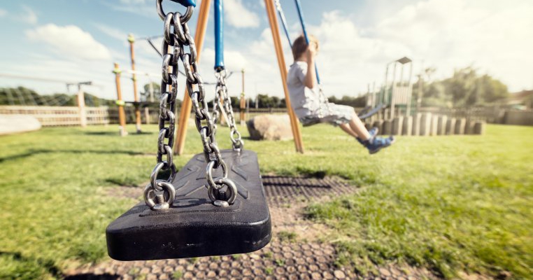 Drama într-un parc din București: "Caut mămica băiatului ce mi-a împins ieri copilul. Băiatul meu e în spital, cu traumatism cerebral"