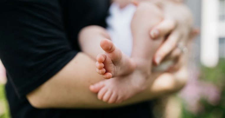 O mamă și-a abandonat bebelușul proaspăt născut fără cordonul ombilical tăiat