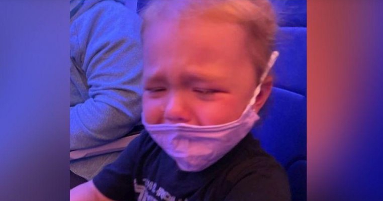 Scandal in avion: o însoțitoare de zbor i-a spus unei mame că îi dă lipici să lipească masca de fața fetiței ei de 2 ani care plângea
