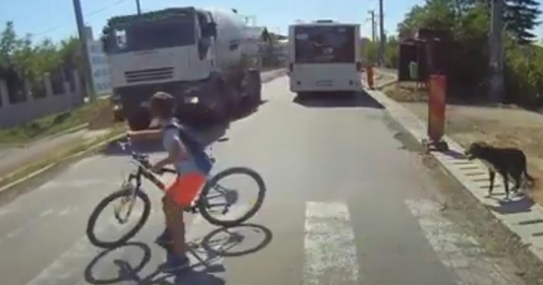 Cine este vinovatul? Filmarea cu un copil din Ilfov aproape spulberat pe trecerea de pietoni a generat discuții aprinse pe internet